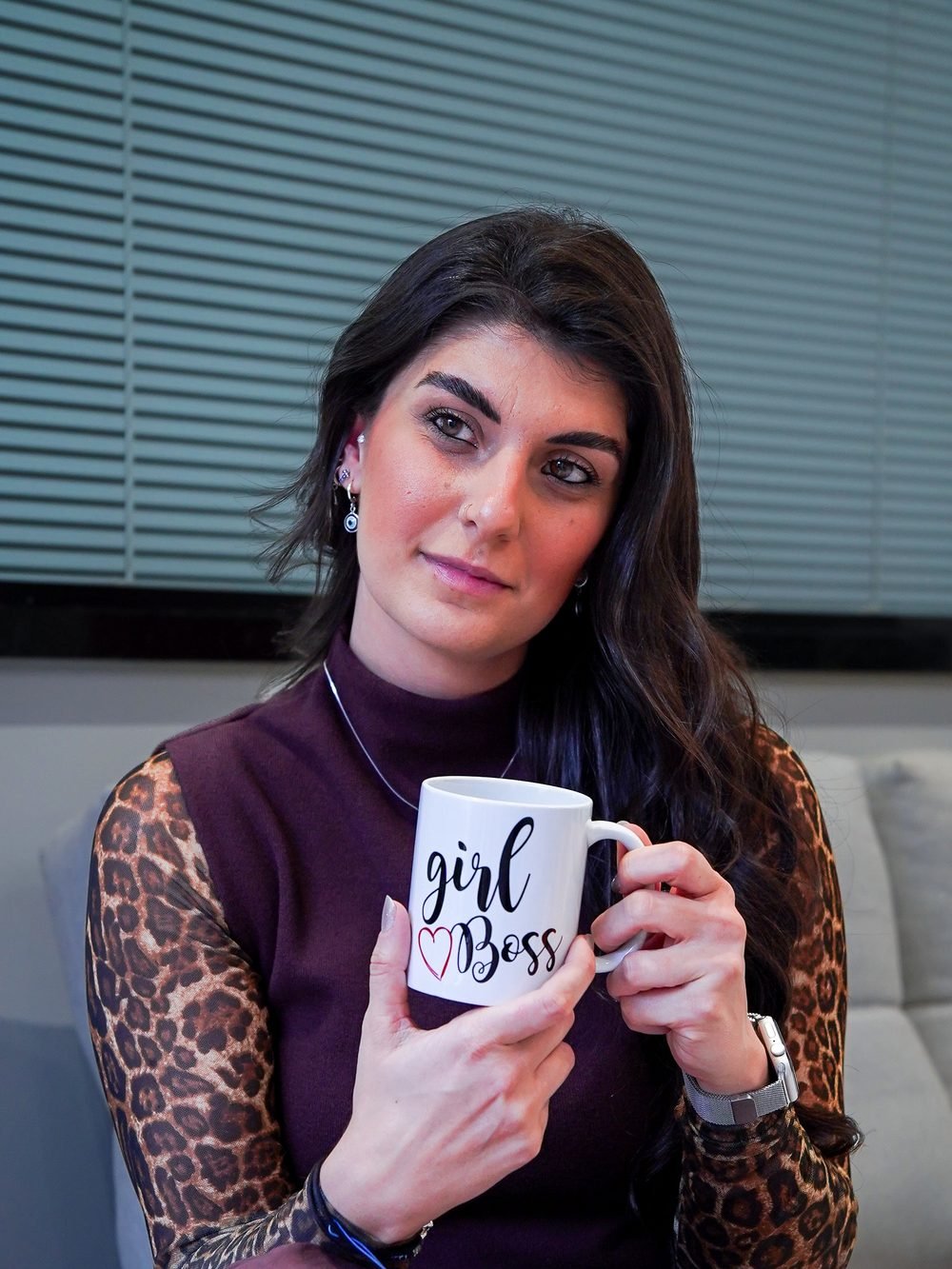 Mari com a caneca girl boss nas mãos