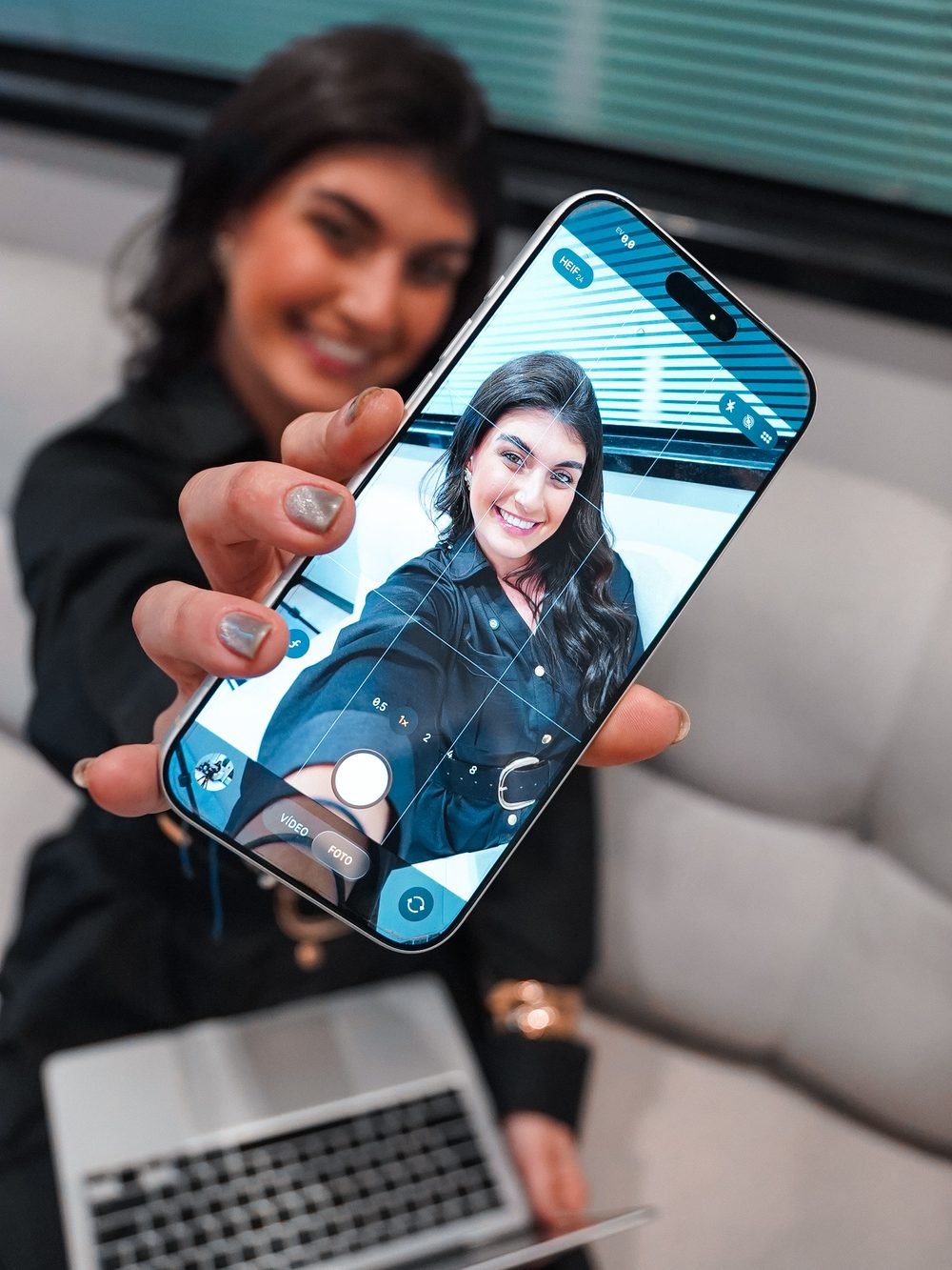 Mari mostrando um vídeo dela no celular
